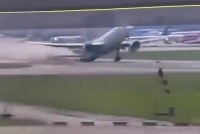 Latam demite tripulantes de avião que bateu a cauda durante decolagem