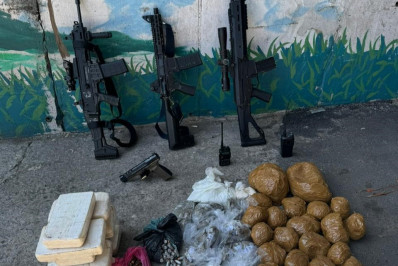 Operação em Acari tem três presos e fuzis apreendidos