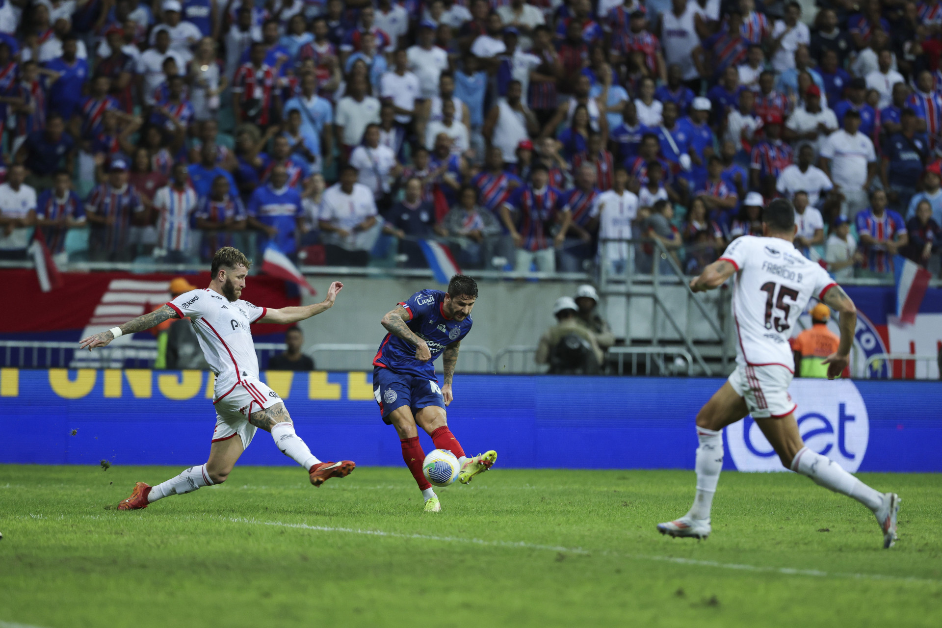 L&eacute;o Pereira bloqueia chute de Everaldo em Bahia x Flamengo - Rafael Rodrigues/EC Bahia