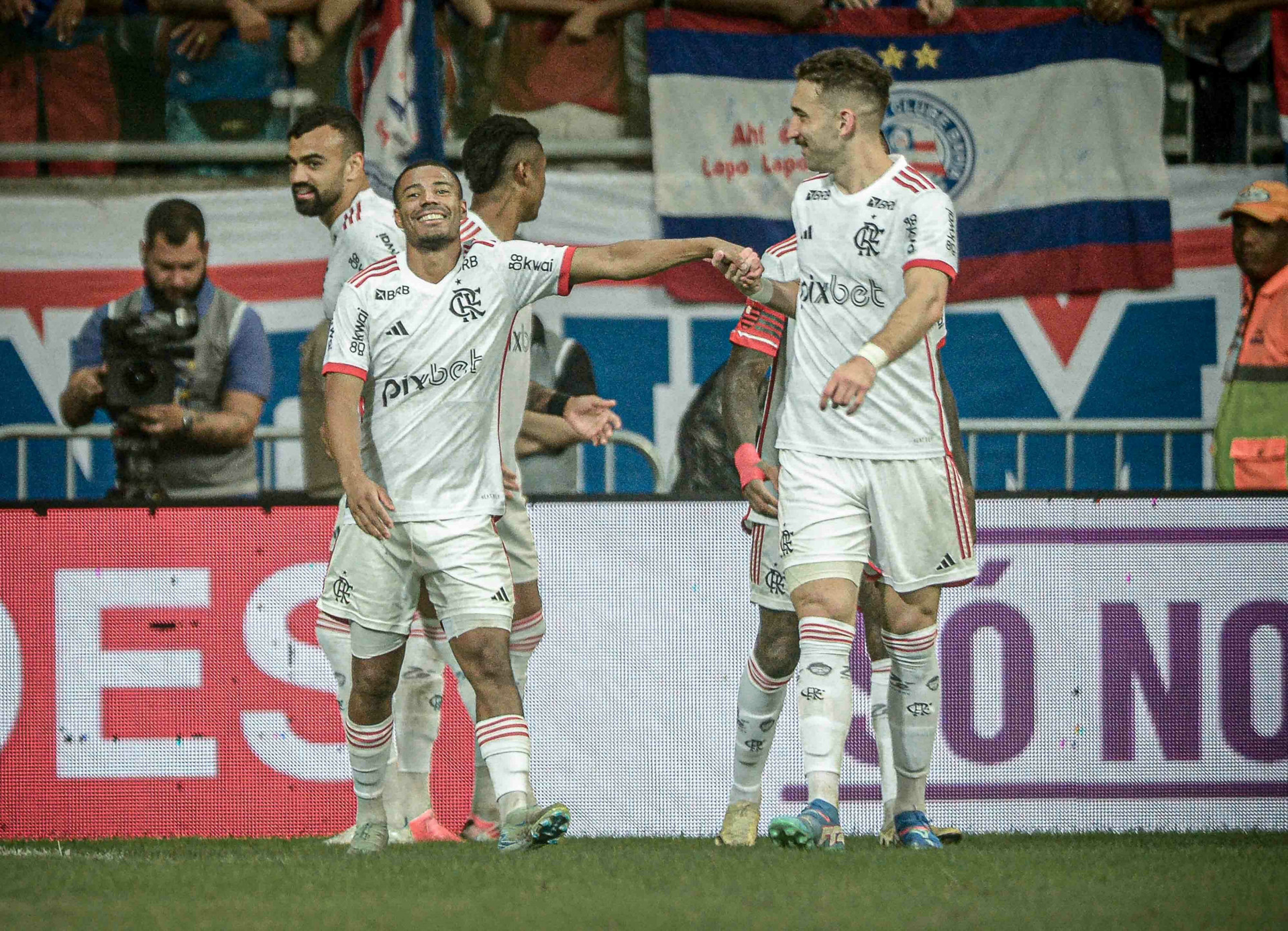 L&eacute;o Ortiz, &agrave; direita, parabeniza De la Cruz, &agrave; esquerda, por assist&ecirc;ncia
 - Jhony Pinho/AGIF/Estad&atilde;o Conte&uacute;do