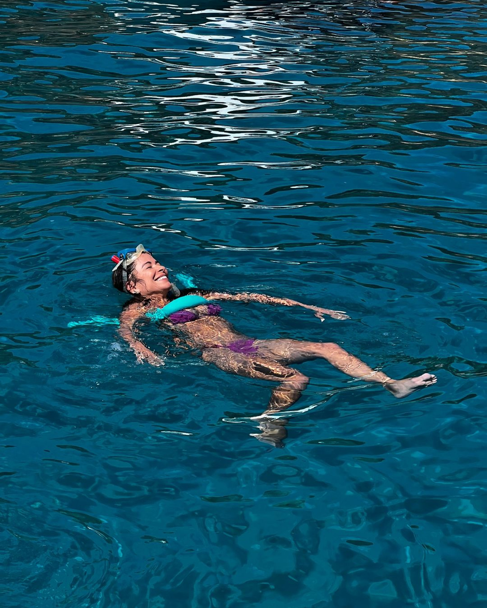 Anna Lima aproveitando o mar em uma região paradisíaca - Reprodução / Instagram