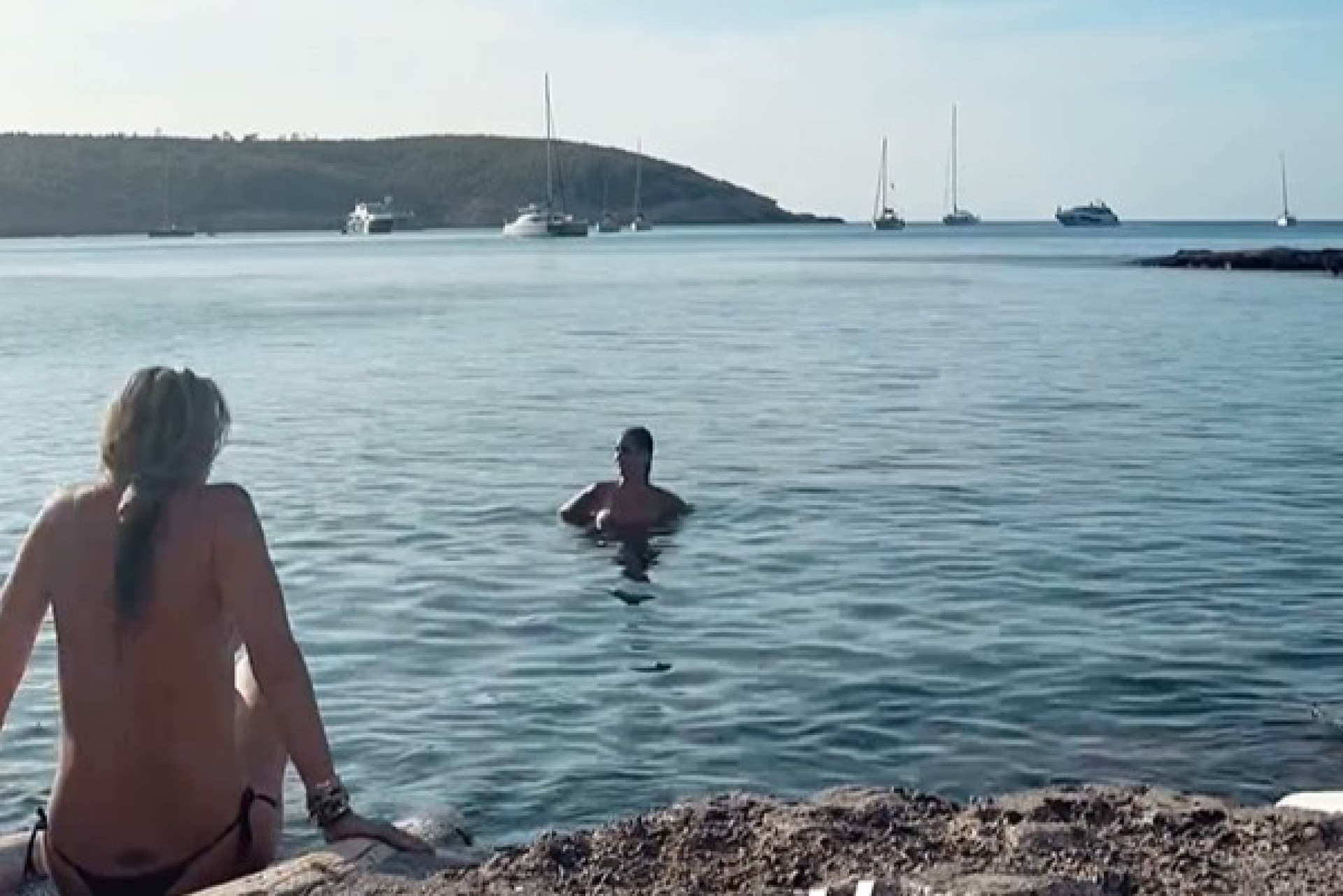 Luana Piovani mergulha sem a parte de cima do biquíni em Ibiza - Reprodução / Instagram