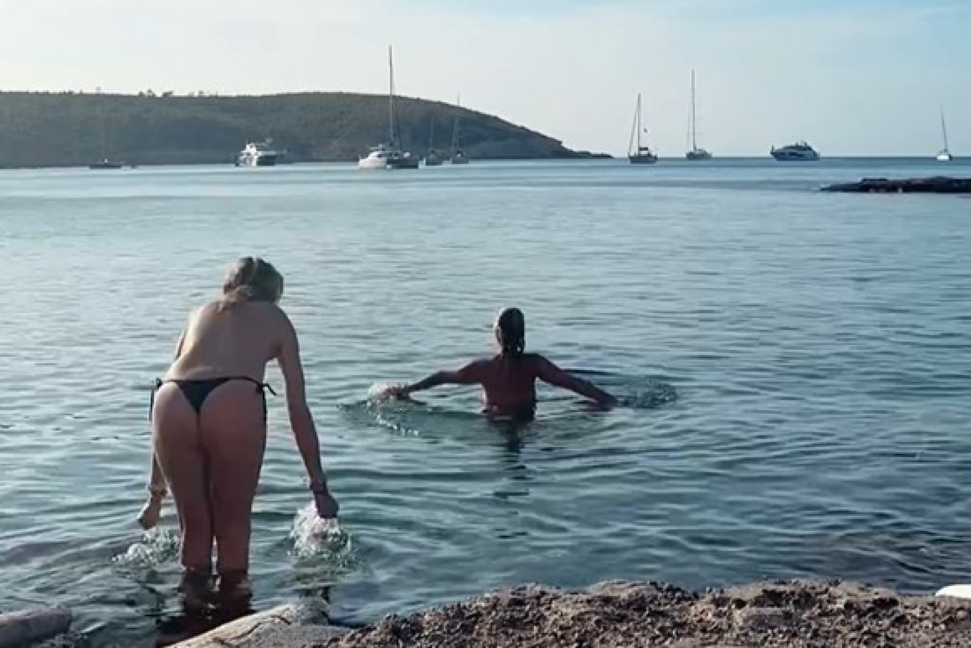 Luana Piovani mergulha sem a parte de cima do biquíni em Ibiza - Reprodução / Instagram