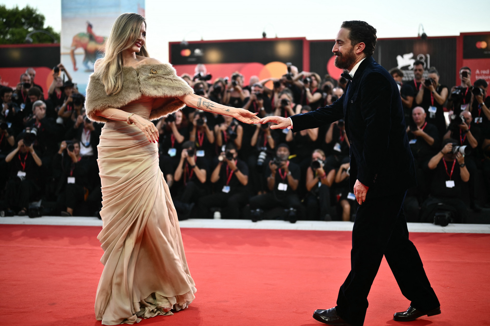 Angelina Jolie e Pablo Larra&iacute;n durante o 81&ordm; Festival de Cinema de Veneza - AFP