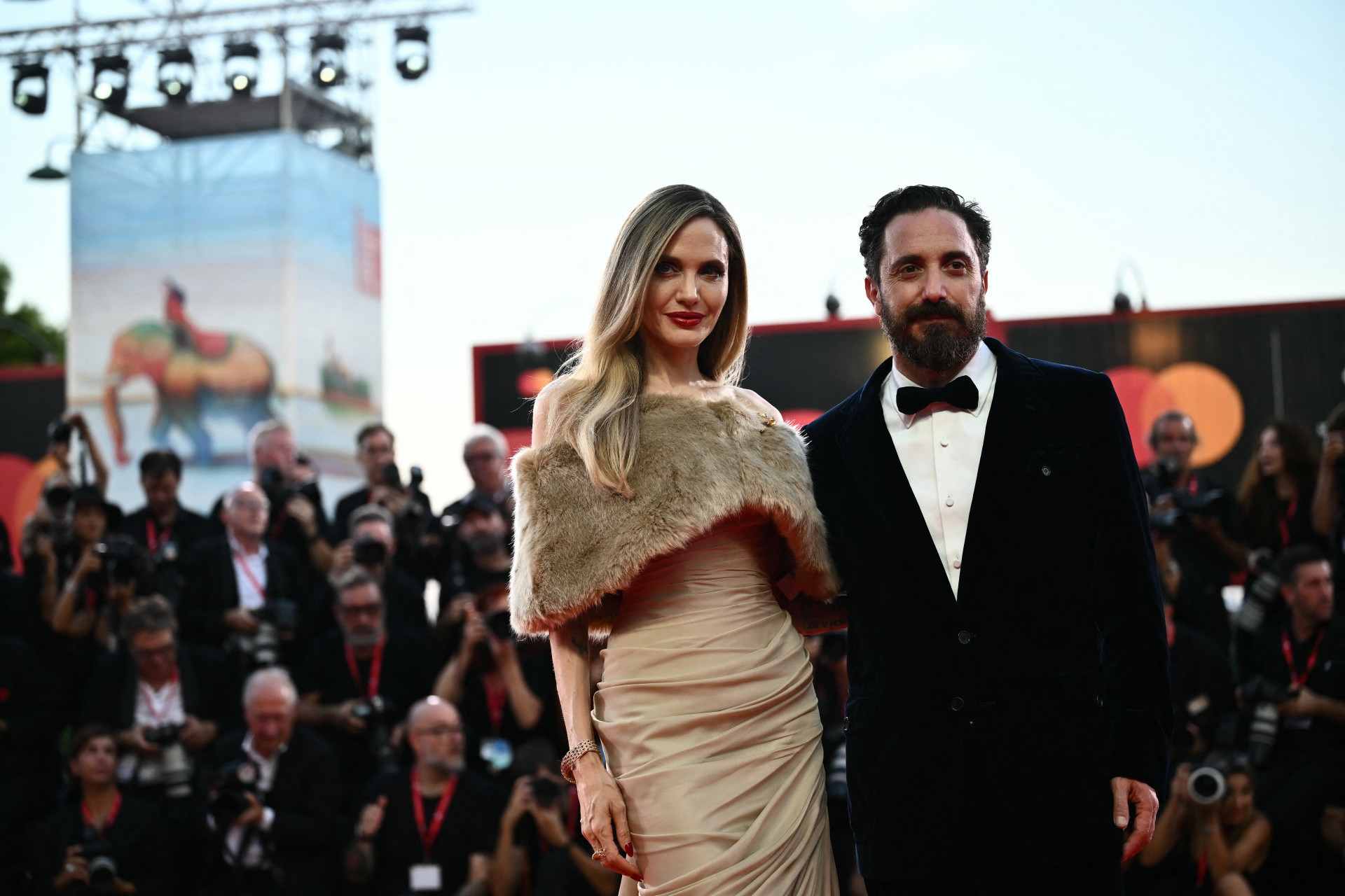 Angelina Jolie e Pablo Larra&iacute;n durante o 81&ordm; Festival de Cinema de Veneza - AFP
