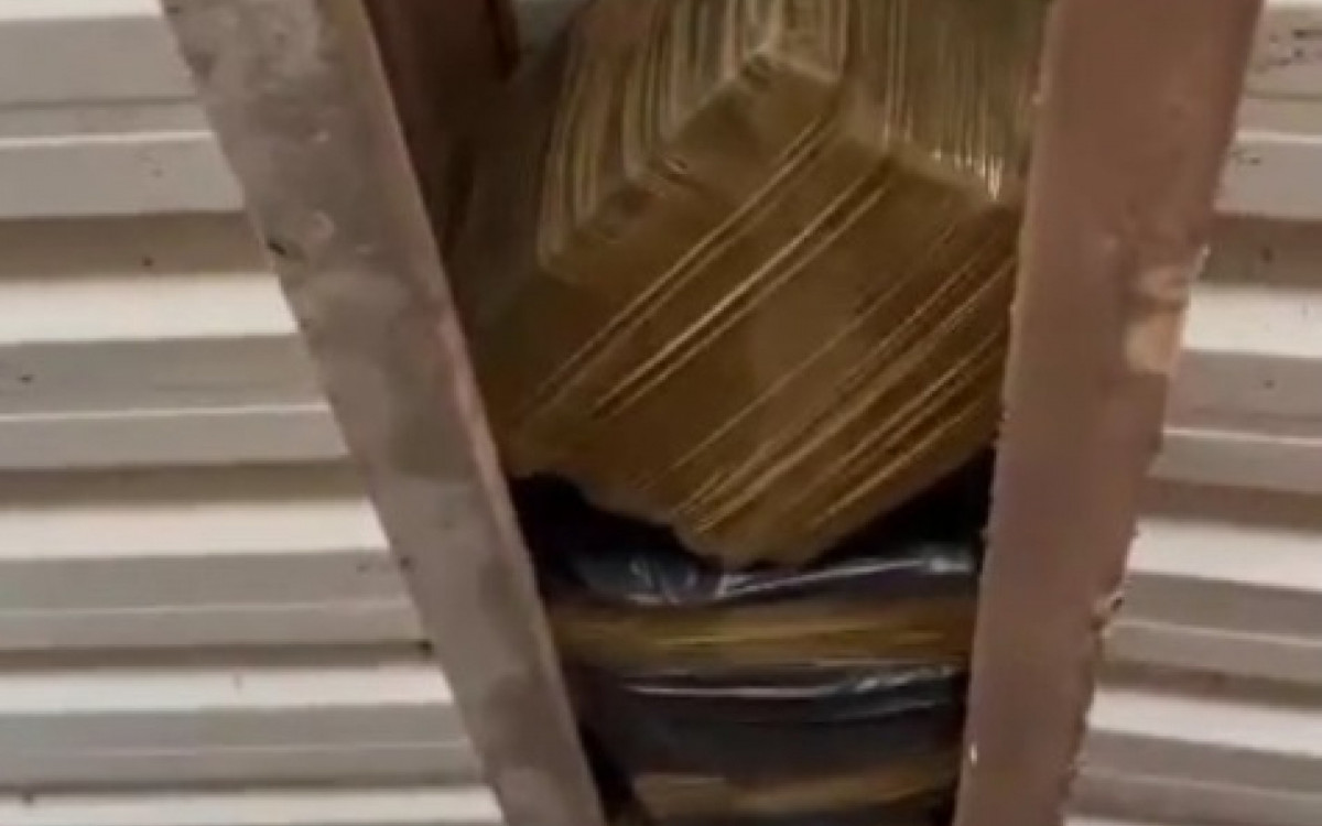 Drogas estavam escondidas em vão de telhados em escola e clínica da família na Maré