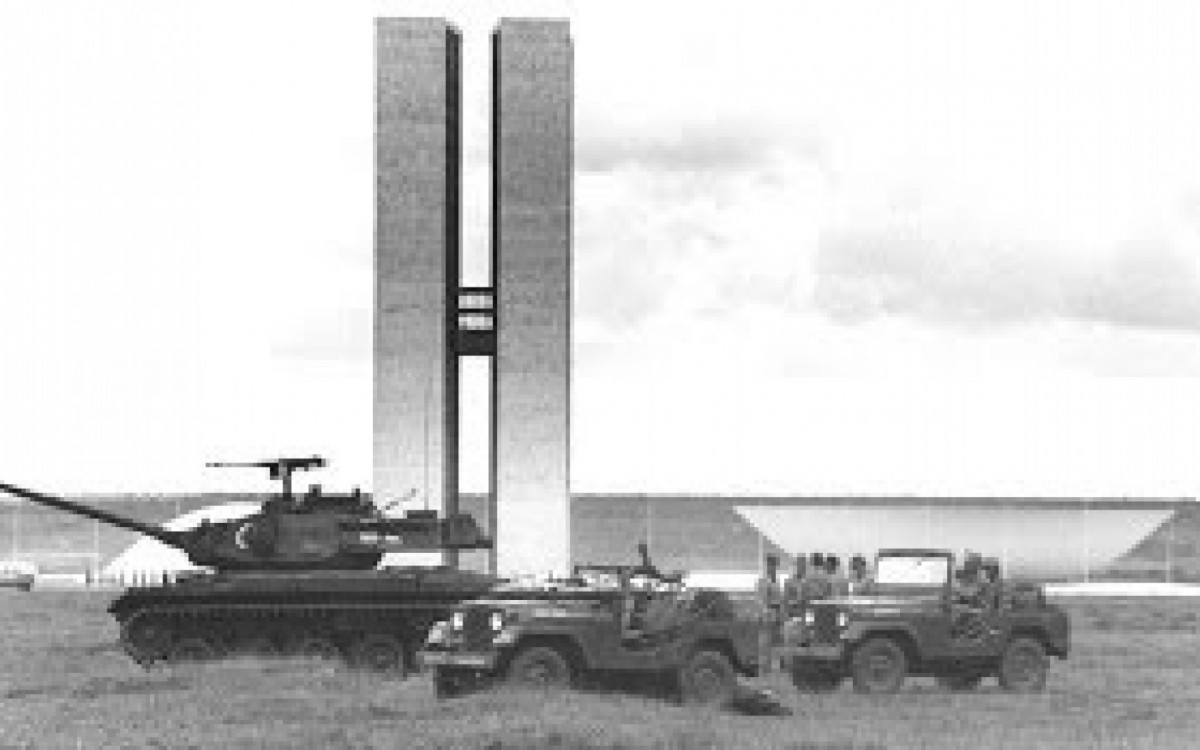 Em abril de 1977, o presidente Ernesto Geisel promulgou a Emenda Constitucional nº 11, chamada de Pacote de Abril. Após fechar o Congresso Nacional em retaliação por não conseguir a aprovação de mudanças no Poder Judiciário, Geisel instituiu a figura do senador biônico, eleito indiretamente por um colégio eleitoral para barrar candidatos da oposição. A medida também proibiu o acesso de candidatos ao rádio e à TV. Os partidos informavam aos eleitores informações básicas do candidatos, como nome, número, o currículo e uma fotografia