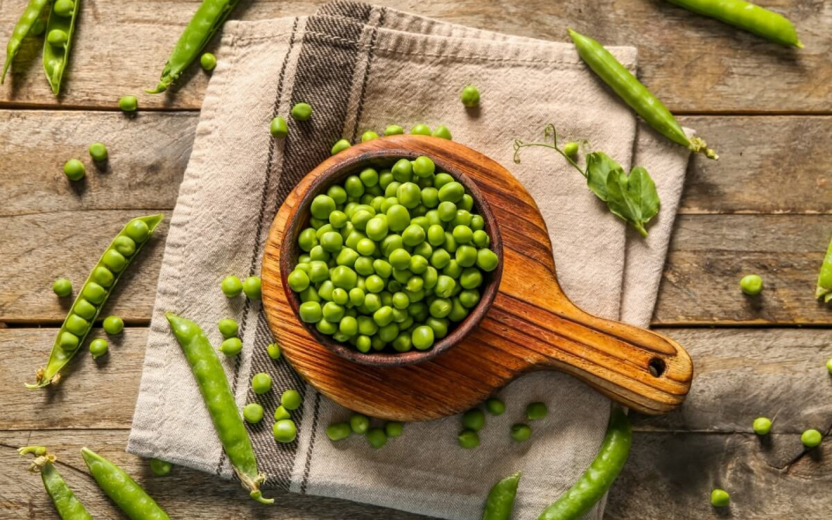 As ervilhas t&ecirc;m propriedades que favorecem a sa&uacute;de geral do corpo (Imagem: Pixel-Shot | Shutterstock)