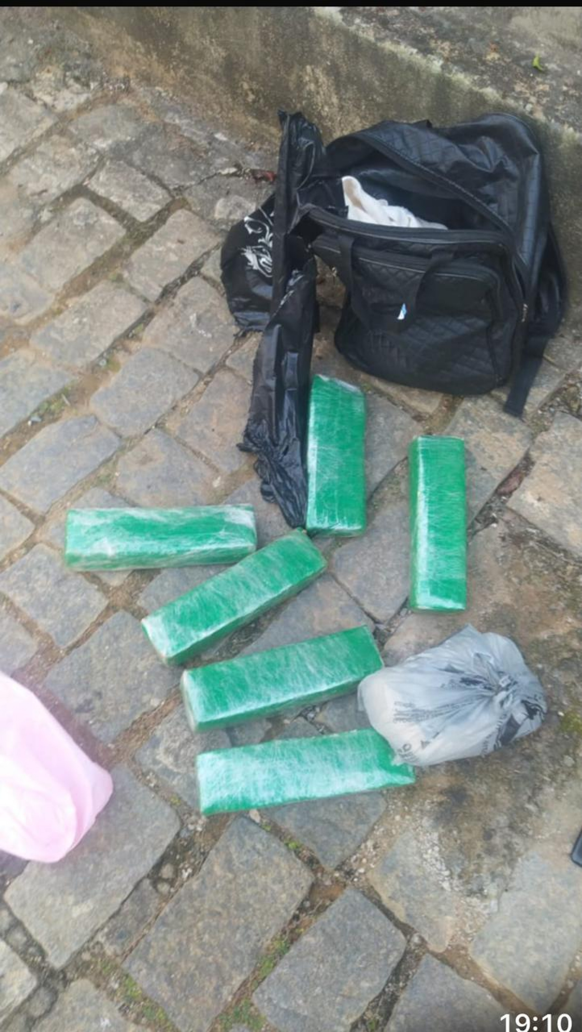 As goiabadas de maconha e a tapioca de pasta base de cocaína apreendidas