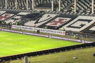 Torcedores do Vasco estendem faixa em resposta a comentário de jornalista
