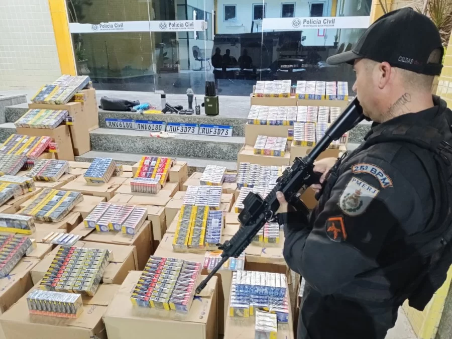 Ação conjunta entre PM, PRF e Polícia Civil recupera carga de cigarros roubada em Araruama