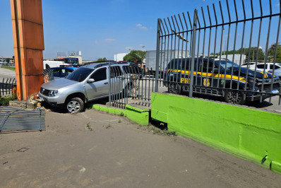 Vídeo: criminosos trocam tiros com agentes da PRF na Dutra