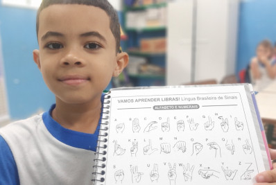 Escolas municipais de Caxias avançam com ensino de Libras para alunos