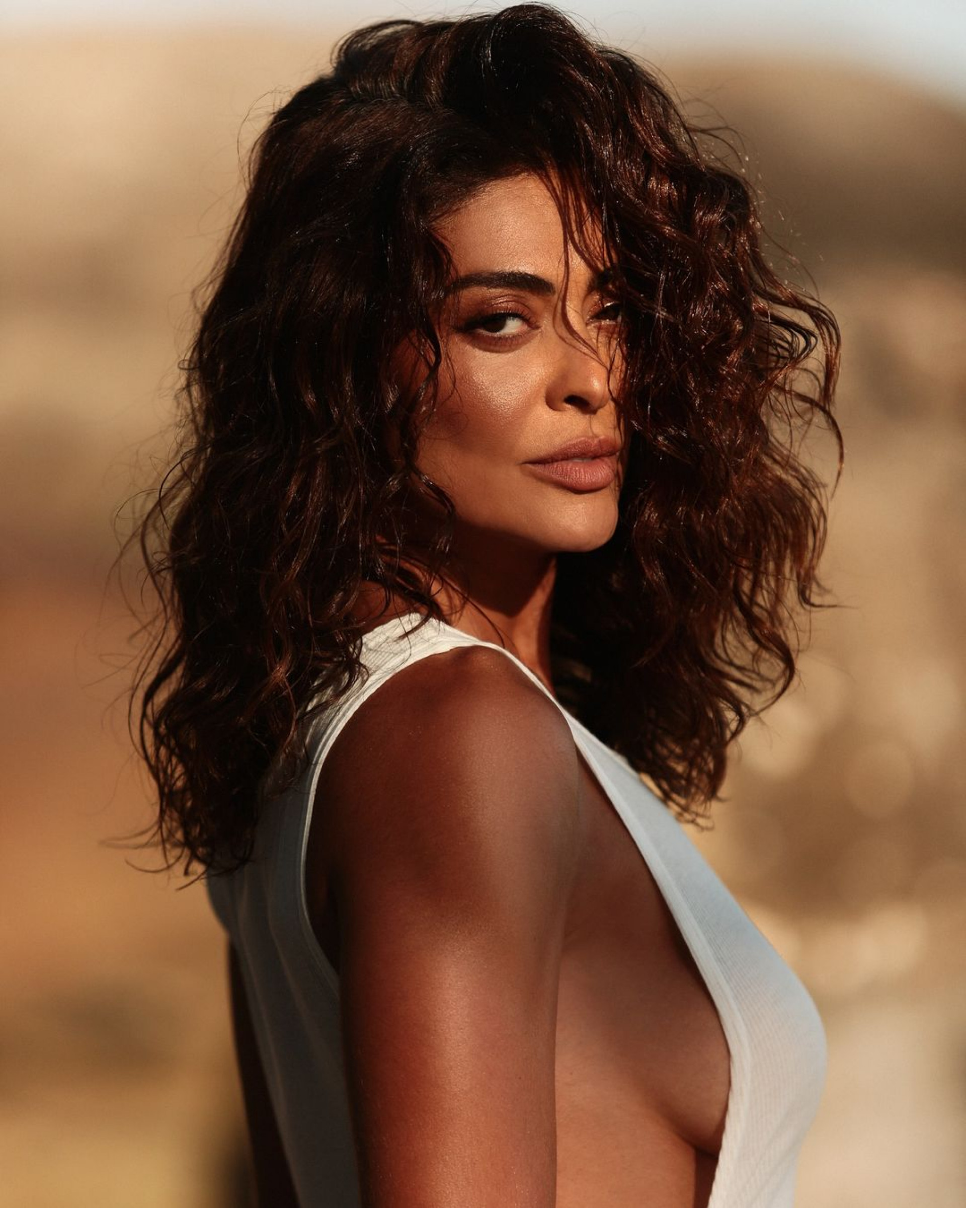 Juliana Paes impressiona ao exibir curvas em ensaio na praia - Reprodução / Instagram 