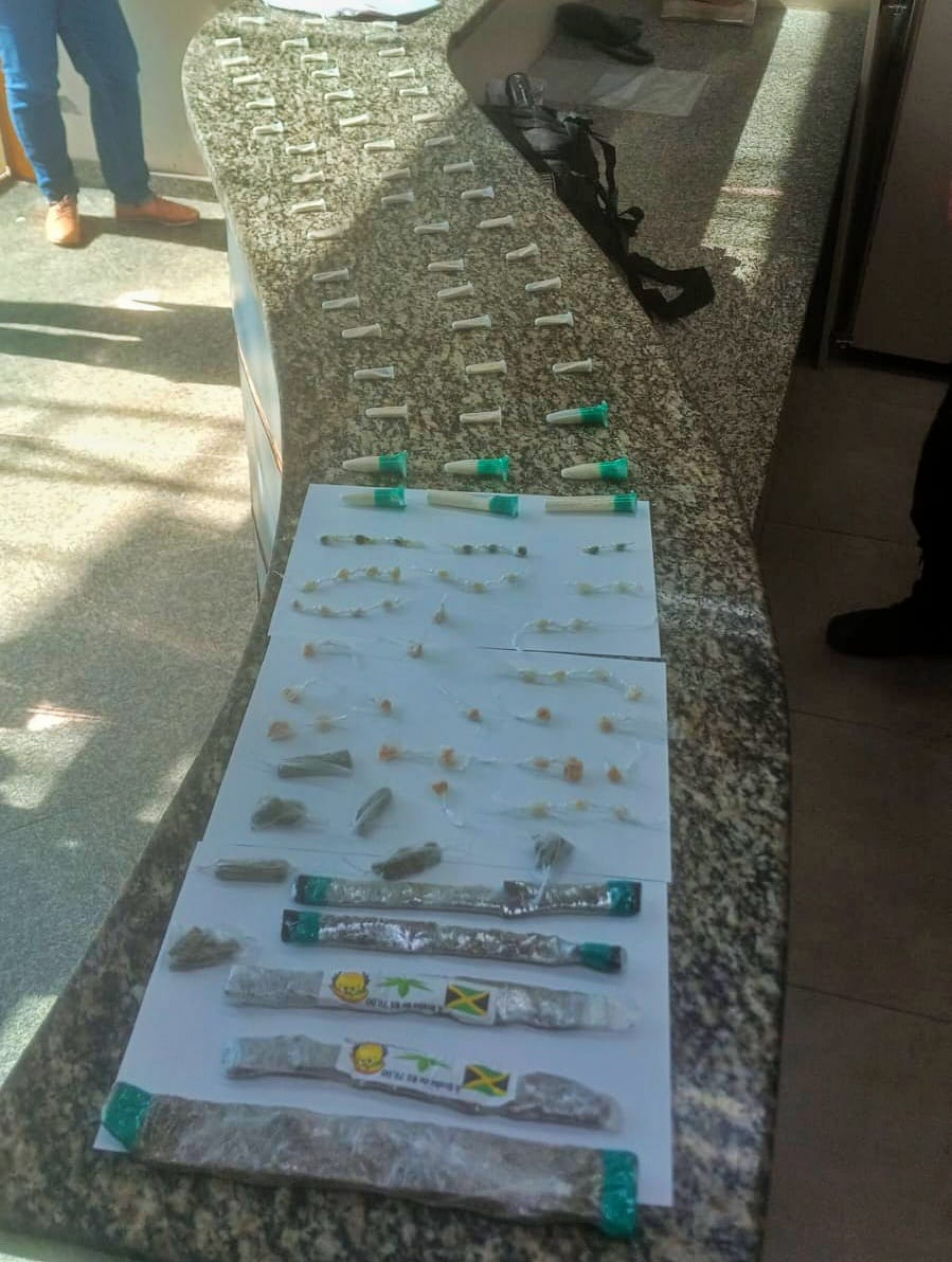 Menor foi apreendido com drogas por PMs, na Avenida Presidente Kennedy, na Vila Delgado