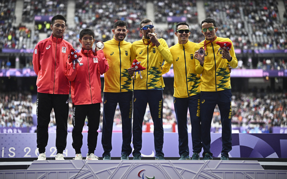 Brasil conquistou a medalha de ouro e bronze nos 5000m classe T11 nas Paralimpíadas de Paris 2024 - AFP