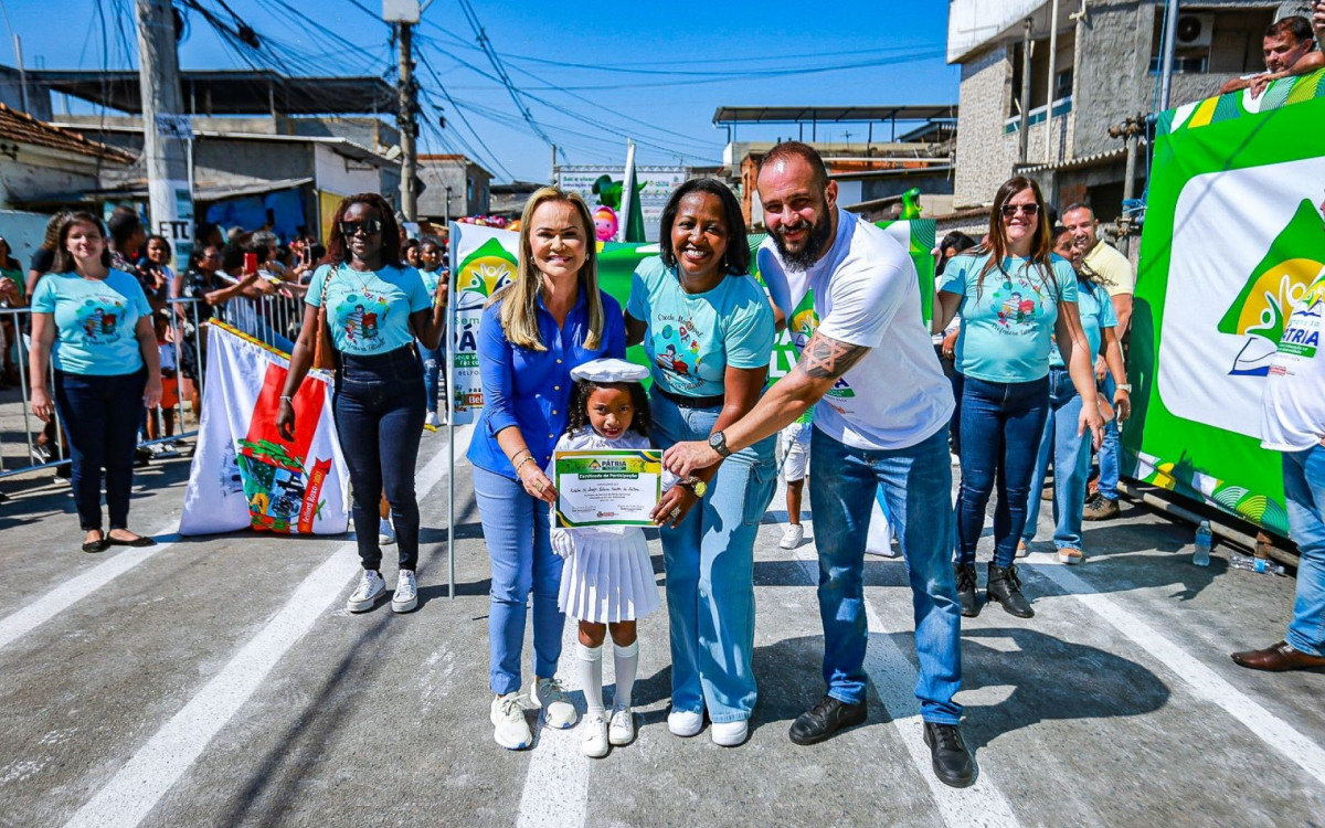 A deputada federal Daniela do Waguinho e o secretário Bruno Vinícius entregaram certificados de participação