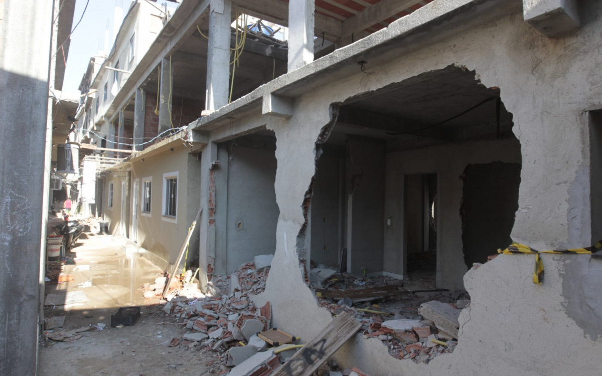 Demolição de prédios no Complexo da Maré continua pelo 12º dia nesta sexta-feira - Reginaldo Pimenta/Agência O DIA