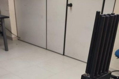 PM prende dupla com pistola, munições, bloqueador de sinal e motocicleta em Belford Roxo