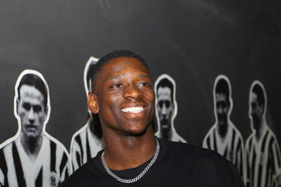 Luiz Henrique visita a sede do Botafogo e ganha camisa do time de basquete