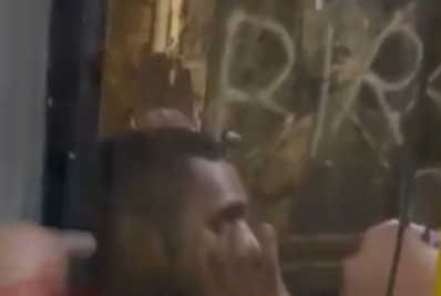 Vídeo: homem finge estar armado, anuncia assalto em ônibus e apanha de passageiros em Salvador