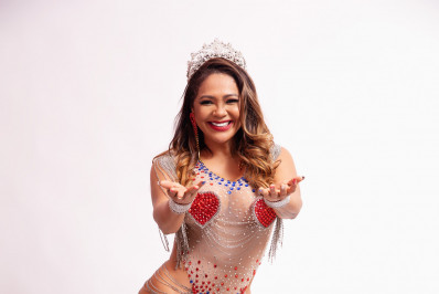 Inocentes de Belford Roxo prepara coroação da rainha de bateria Darlin Ferratry com shows de Lexa e da Portela