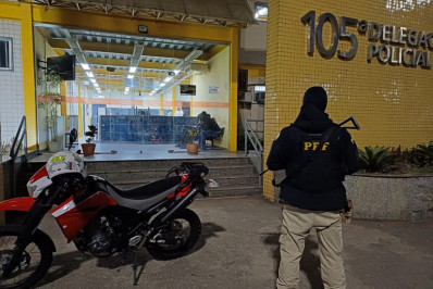 PRF apreende motocicleta com adesivo colado na placa, na BR-040