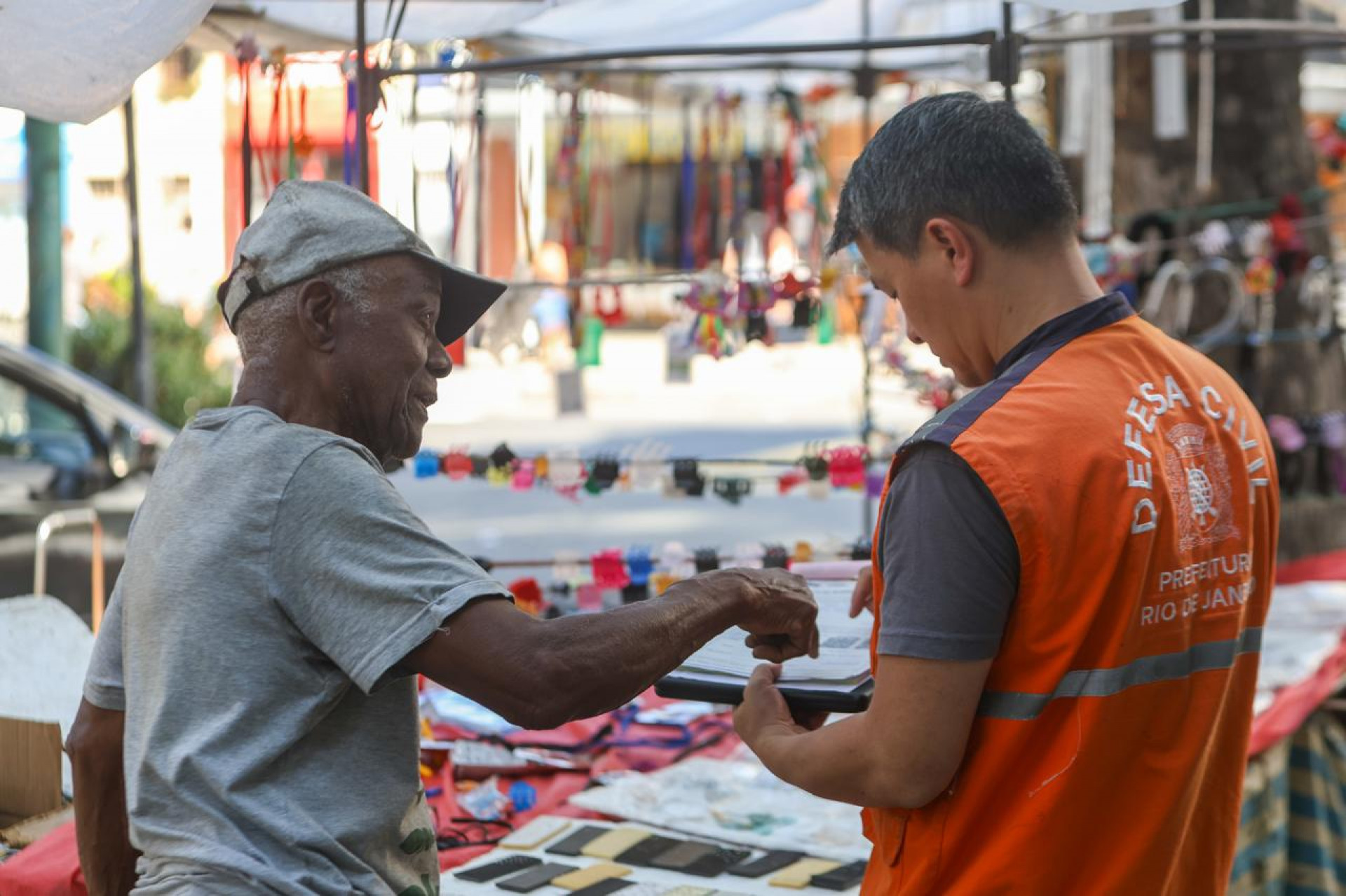 Moradores foram atendidos por agentes da Defesa Civil Municipal - Renan Areias / Agência O Dia