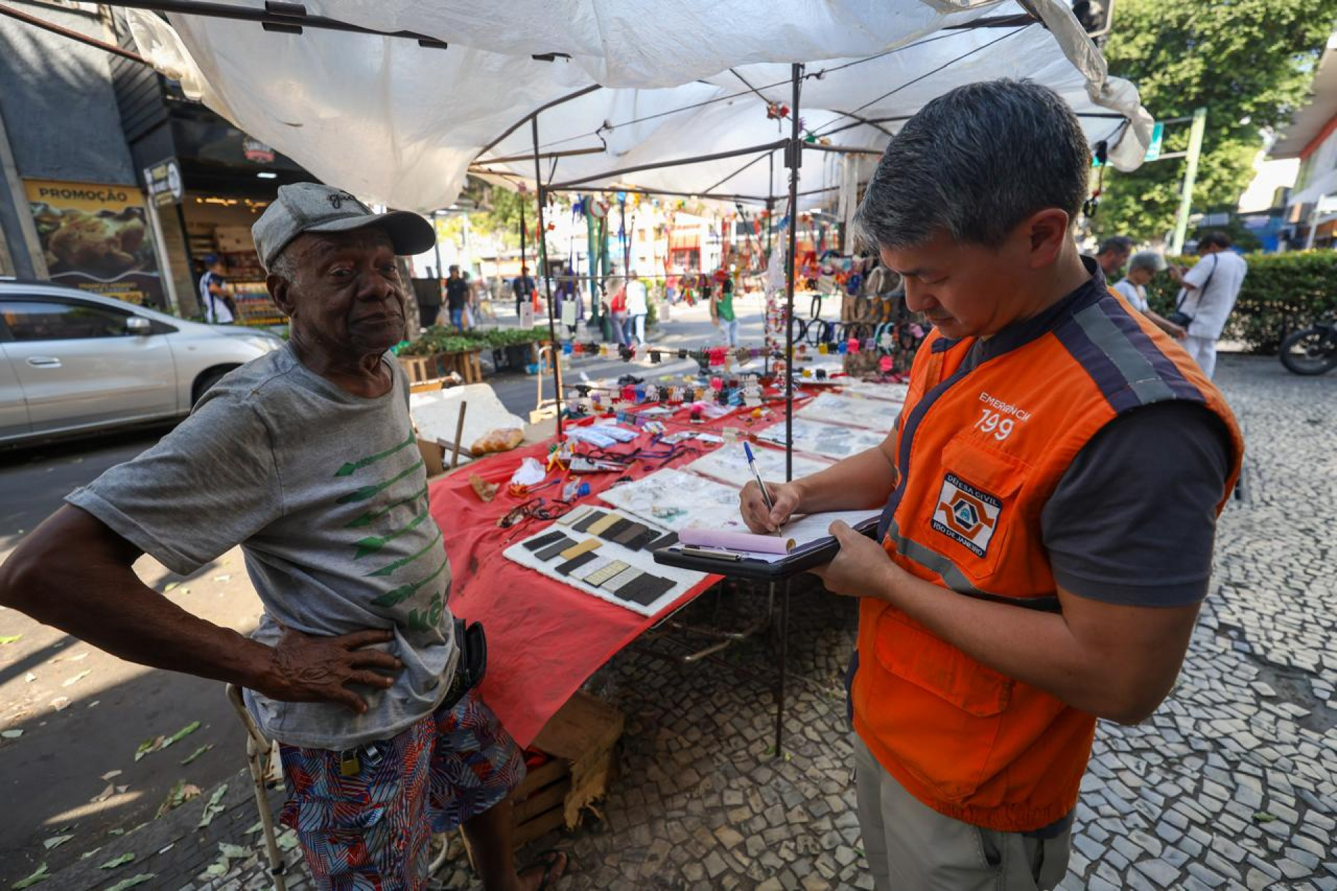 Moradores foram atendidos por agentes da Defesa Civil Municipal - Renan Areias / Agência O Dia