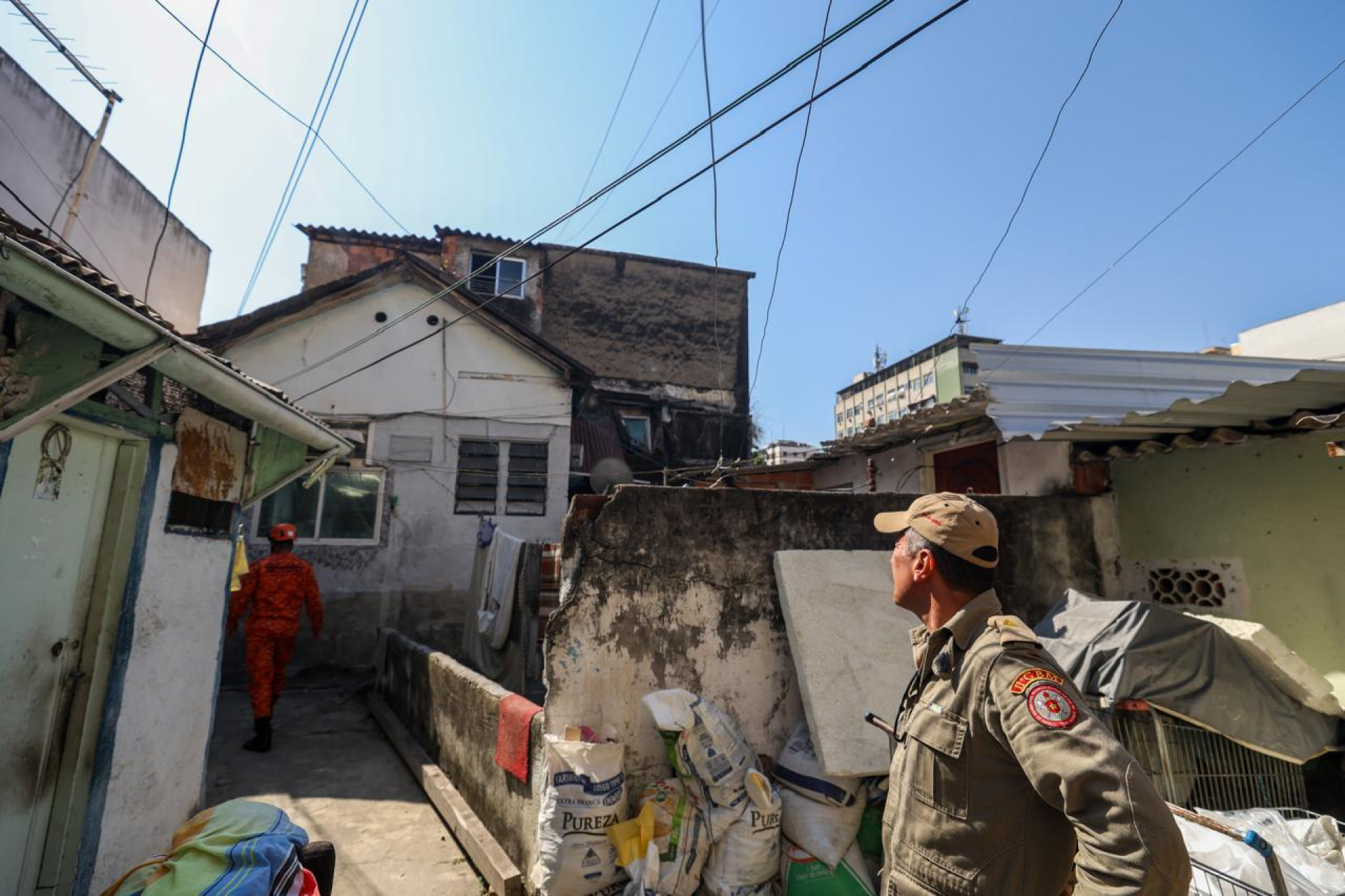 Incêndio atingiu sobrado no Boulevard 28 de Setembro, em Vila Isabel - Renan Areias / Agência O Dia