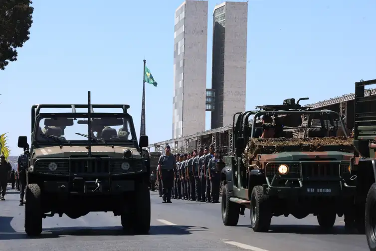 Ensaio para o 7 de Setembro levou militares e veículos blindados à Esplanada dos Ministérios - Antônio Cruz/Agência Brasil