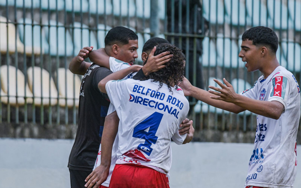 A equipe do Sub-17 comemorando a vitória contra o Araruama
