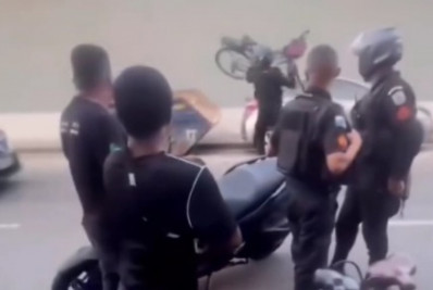 Vídeo: PM joga bicicleta em caçamba de lixo durante abordagem na Zona Norte