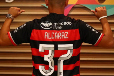 Alcaraz explica escolha pela camisa 37 no Flamengo: 'Linda lembrança'