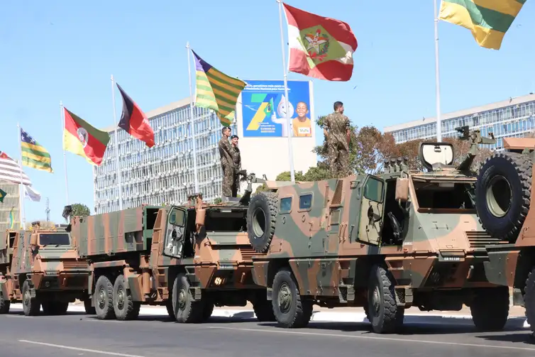 Ensaio para o 7 de Setembro levou militares e veículos blindados à Esplanada dos Ministérios - Antônio Cruz/Agência Brasil