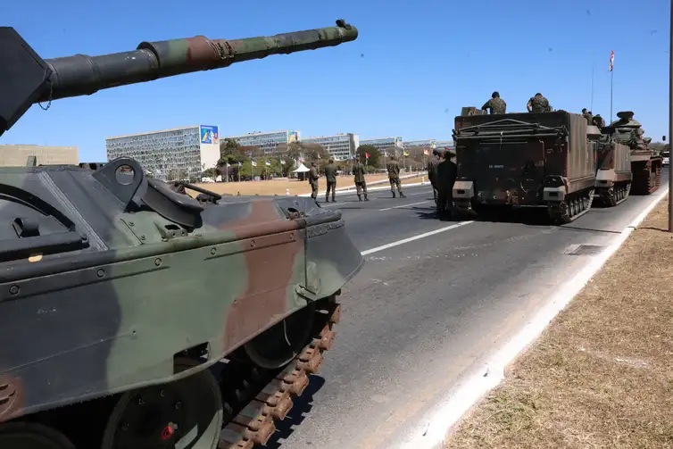 Ensaio para o 7 de Setembro levou militares e veículos blindados à Esplanada dos Ministérios - Antônio Cruz/Agência Brasil