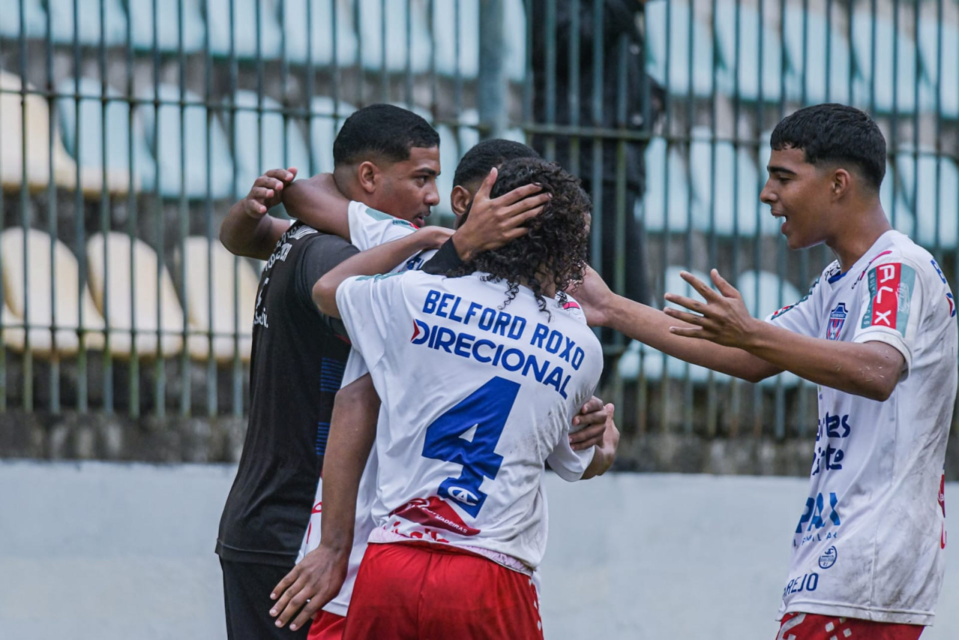 A equipe do Sub-17 comemorando a vitória contra o Araruama - Isaac Timóteo / SEBR