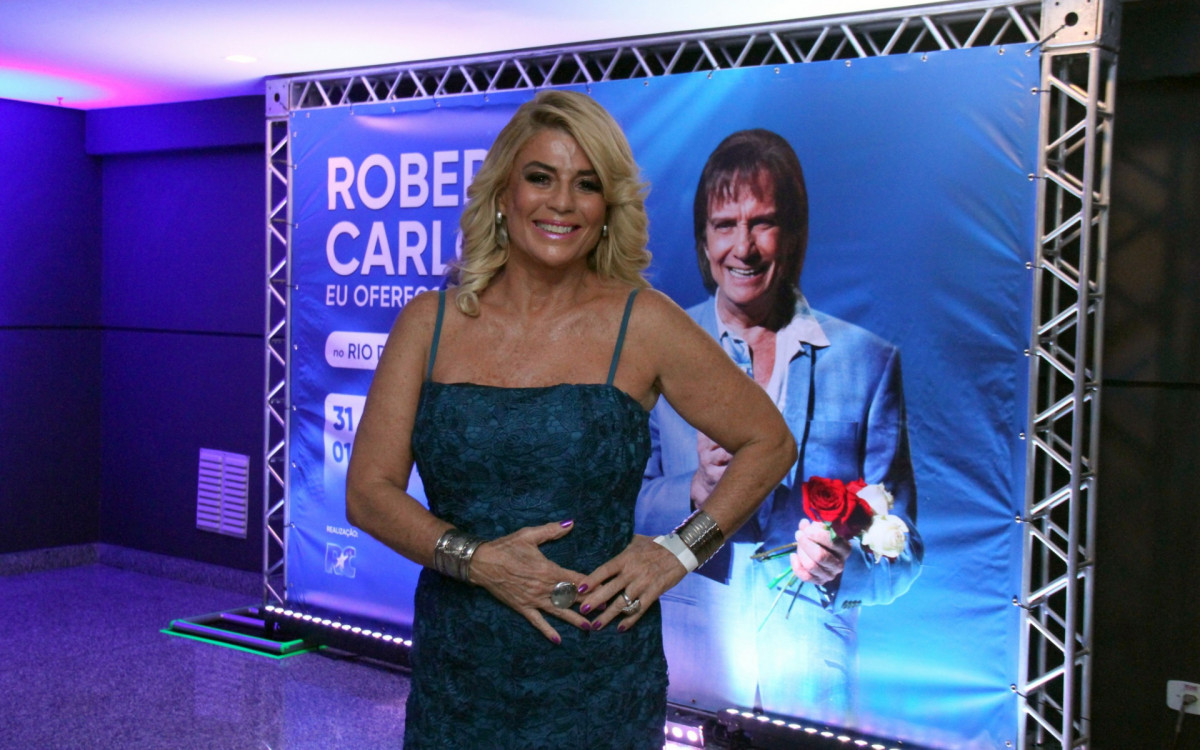 Ex-BBB Cida Moraes prestigia show de Roberto Carlos