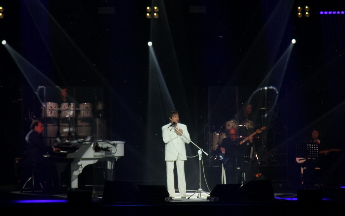 Roberto Carlos durante o show \'Eu Ofereço Flores\', neste sábado (31)