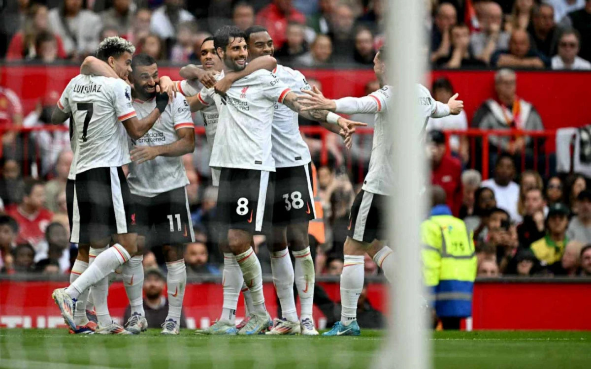 Jogadores do Liverpool comemoram em vitória sobre o United