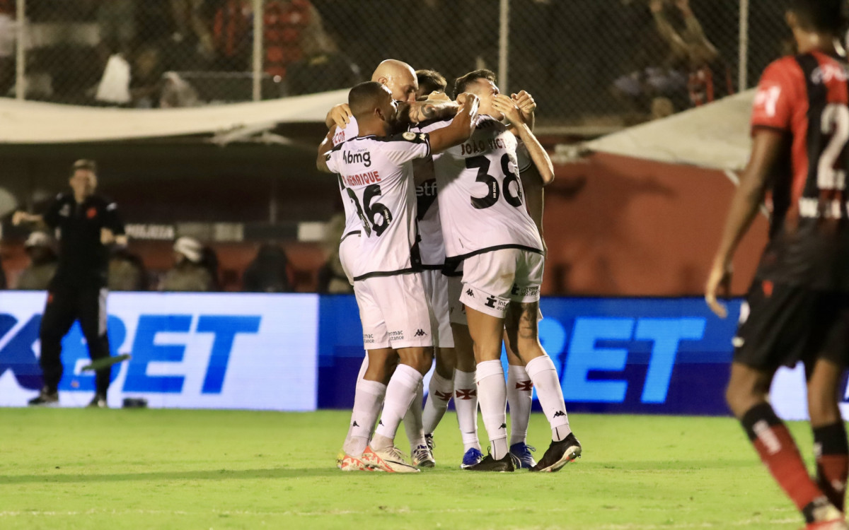 UTEBOL/BRASILEIRÃO/VITÓRIA X VASCO - ESPORTES - Jogadores em lance da partida entre as equipes do Vitória e do Vasco válida pela Série A do Campeonato Brasileiro realizada no Estádio do Barradão, em Salvador (BA), na noite deste domingo, 1º de setembro de 2024.
Foto: MAURICIA DA MATTA/W9 PRESS/ESTADÃO CONTEÚDO
WPR20240901004 - 01/09/2024 - 19:54