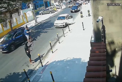 Vídeo: criminosos armados roubam carro em Ramos; ação dura cerca de 25 segundos