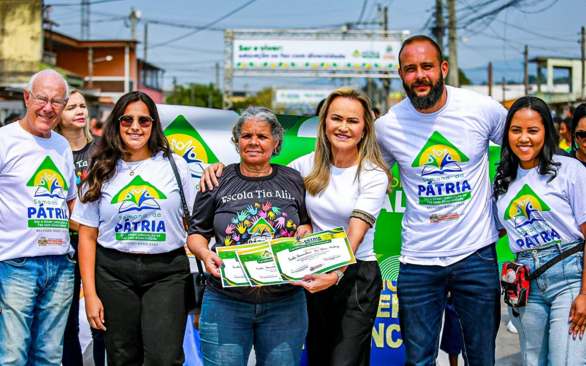 A primeira-dama e deputada federal Daniela do Waguinho e o secretário Bruno Vinicius entregaram certificados às diretoras