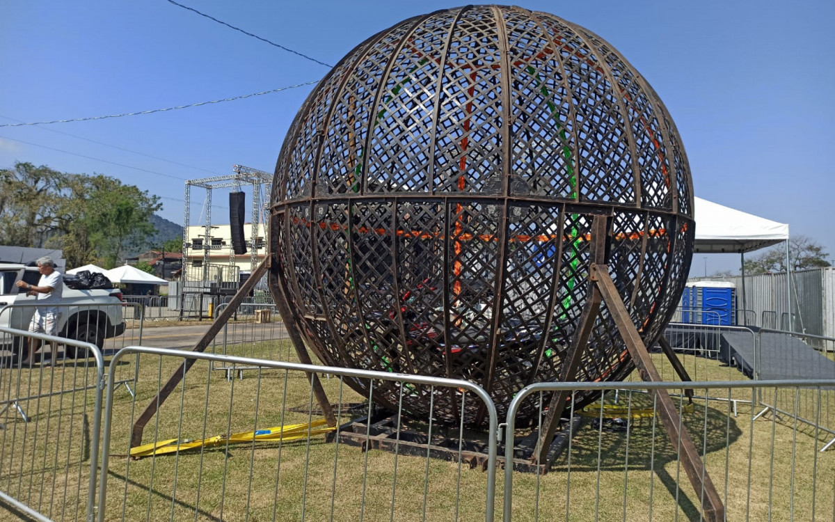 O Guapi Moto Fest contou com apresentação de motociclistas num globo da morte