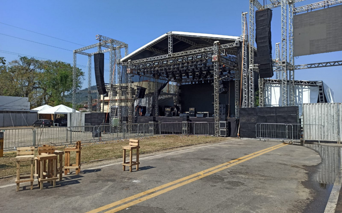 Vista da estrutura do palco onde aconteceram os shows de rock no Guapi Moto Fest, em Guapimirim