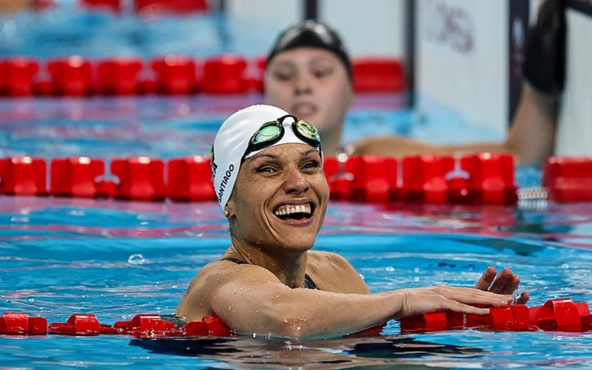 Carol Santiago celebra medalha de ouro na Paralimpíada de Paris