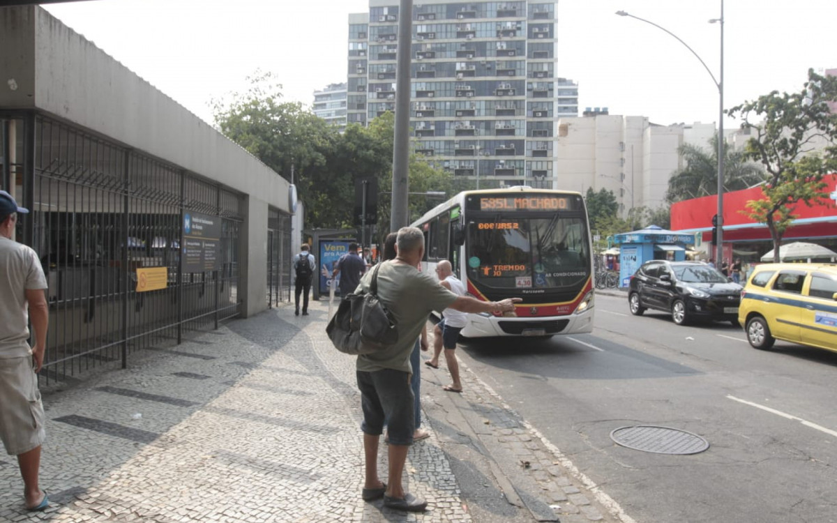 Passageiros começam a utilizar nova linha de ônibus 585 (Largo do Machado - Jardim de Alah)