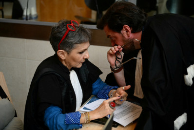 França julga homem por drogar esposa para que desconhecidos a estuprassem