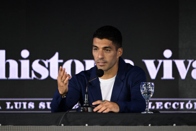 Suárez anuncia aposentadoria da seleção uruguaia e se emociona