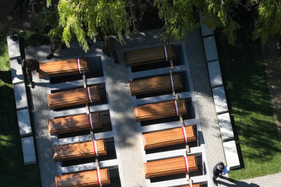 Polônia enterra restos de centenas de pessoas executadas pelo nazismo